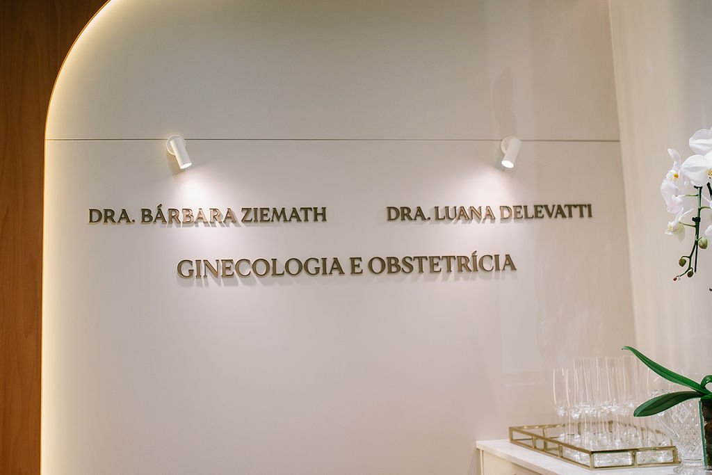 Entrada da Clínica Ella com os nomes das médicas